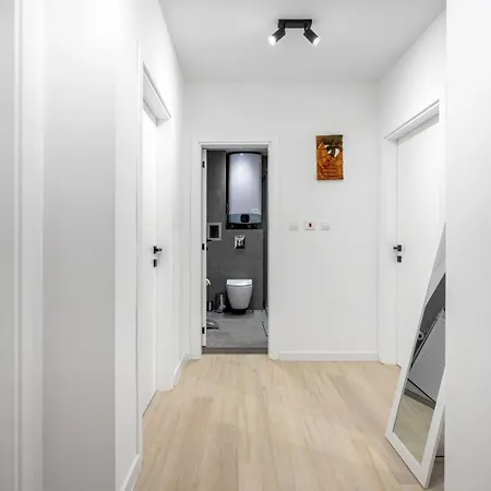 Stylish 2br W/ Free Parking Near Lokomotiv Stadium Daire